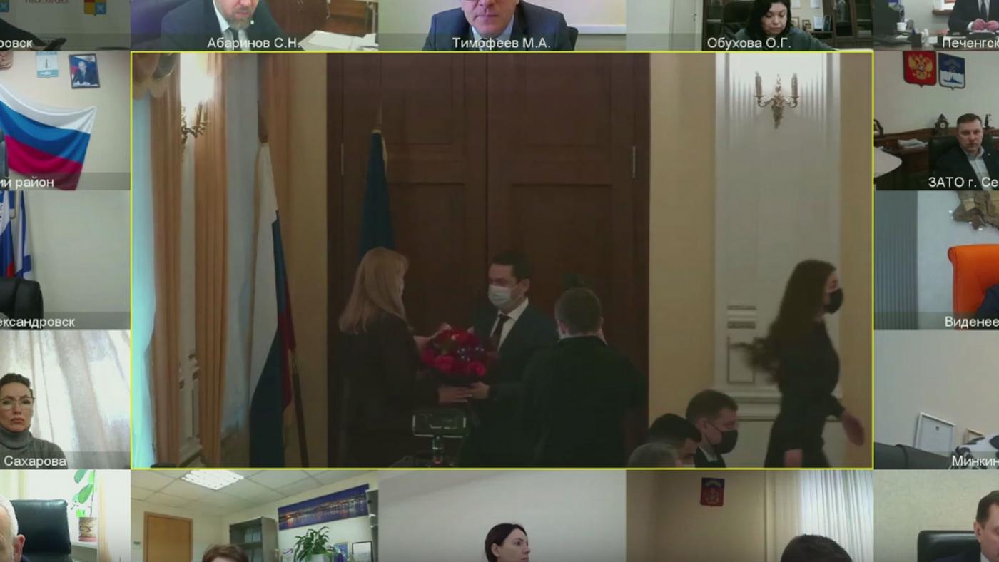Андрей Чибис вручил удостоверение мирового судьи участка №2 Кольского района Анне Лихачевой