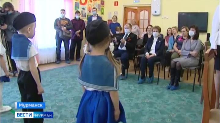 На память. Детскому саду в Росляково передали макет памятника воинам Полярной дивизии