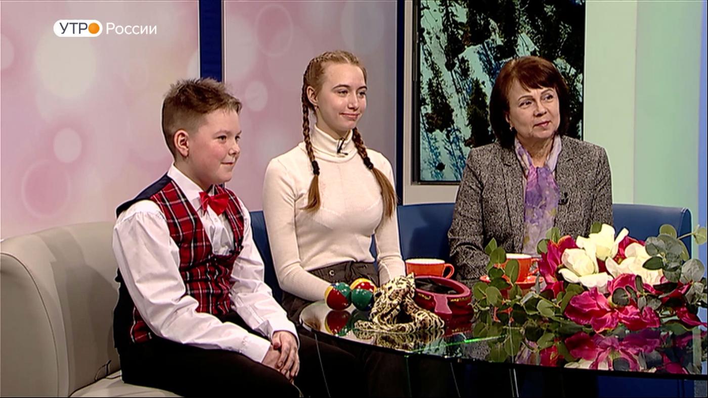 "Утро России": встречаем день с цирковым коллективом "Комплимент"