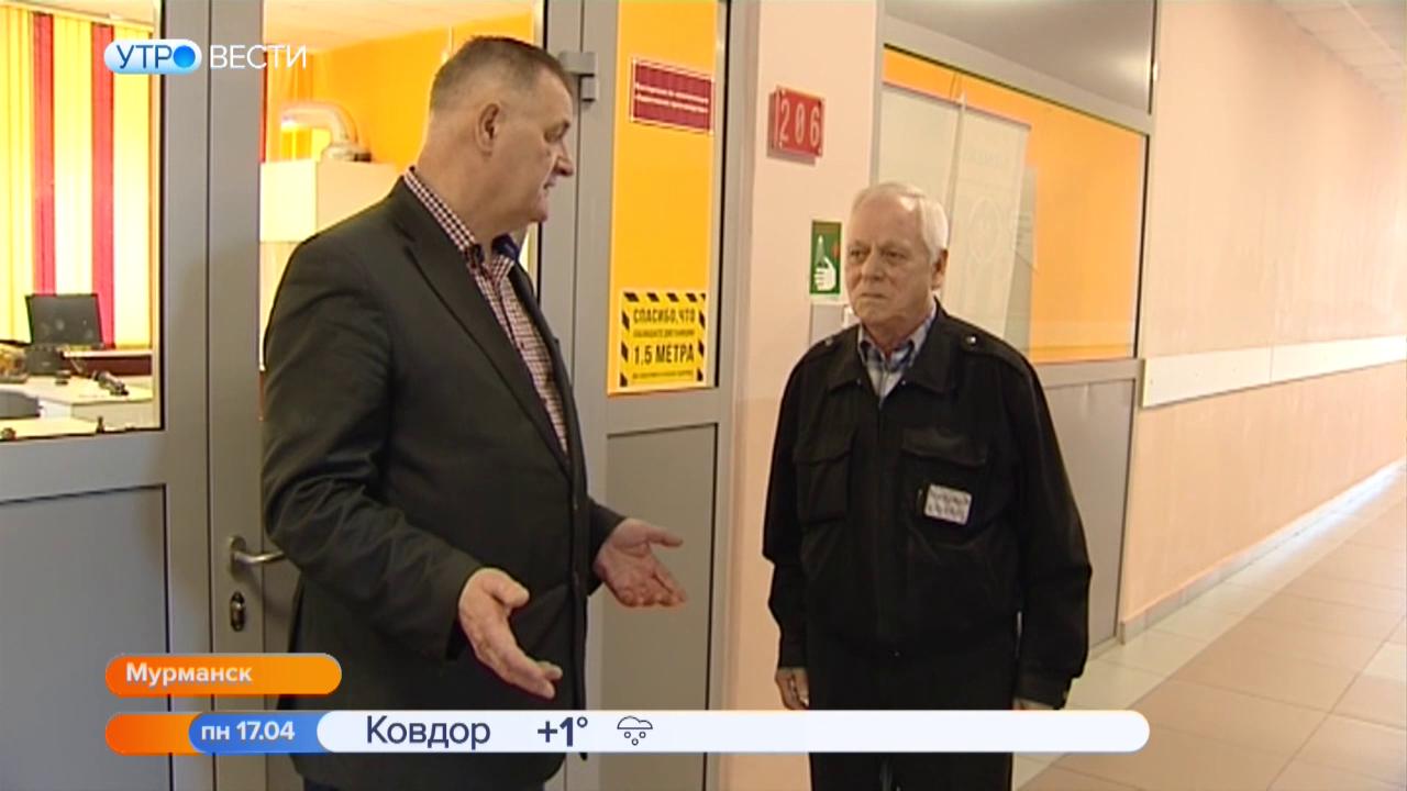 В Мурманском индустриальном колледже поздравляют с юбилеем одного из старейших работников заведения