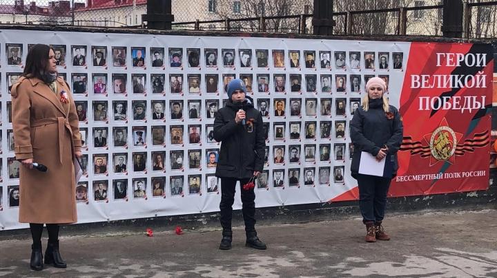 В Североморске возле школы №10 открыли "Стену памяти"