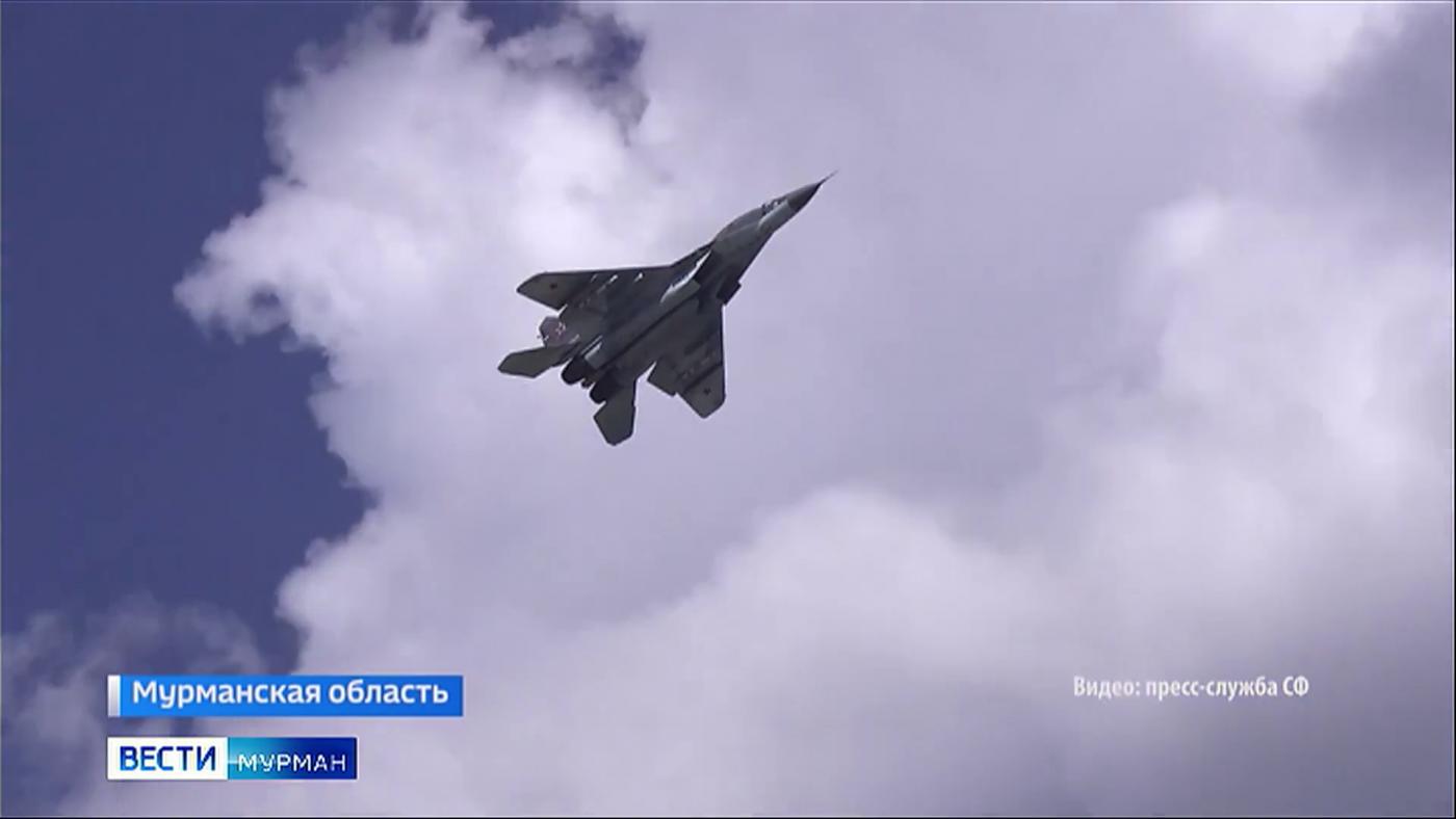 Летчики-истребители армии ВВС и ПВО Северного флота провели плановые полеты
