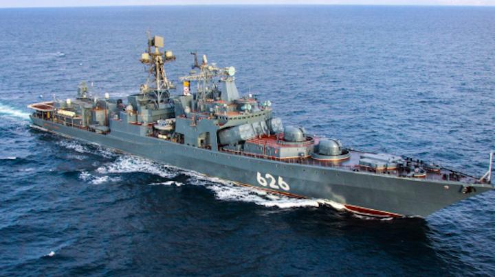 БПК "Вице-адмирал Кулаков" защитил российскую границу от условного нарушителя в Баренцевом море