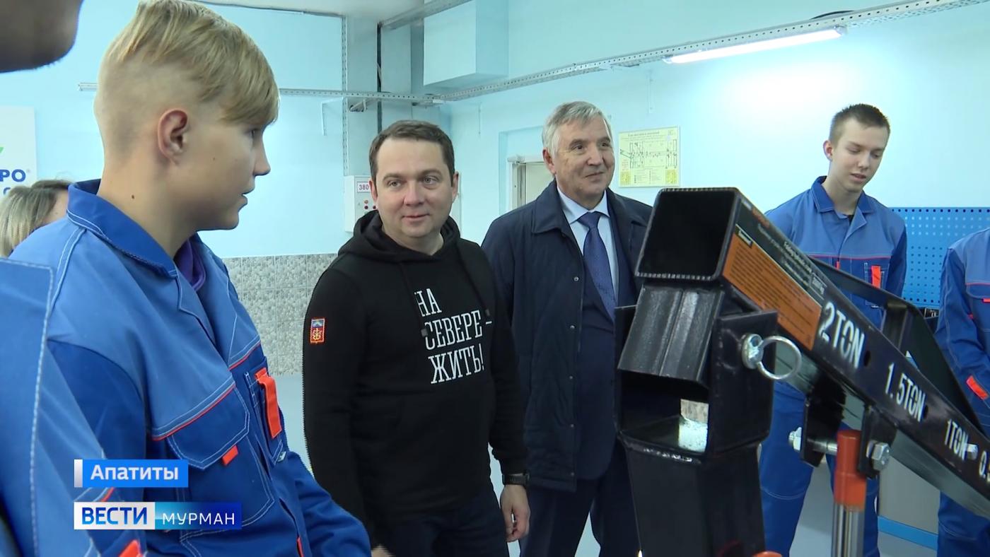 Андрей Чибис поручил ввести систему мотивации в программе патриотического воспитания и посетил два колледжа