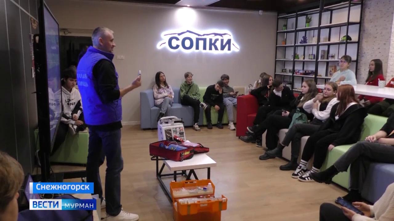"Врач — это призвание": подросткам из Снежногорска рассказали о премудростях профессии