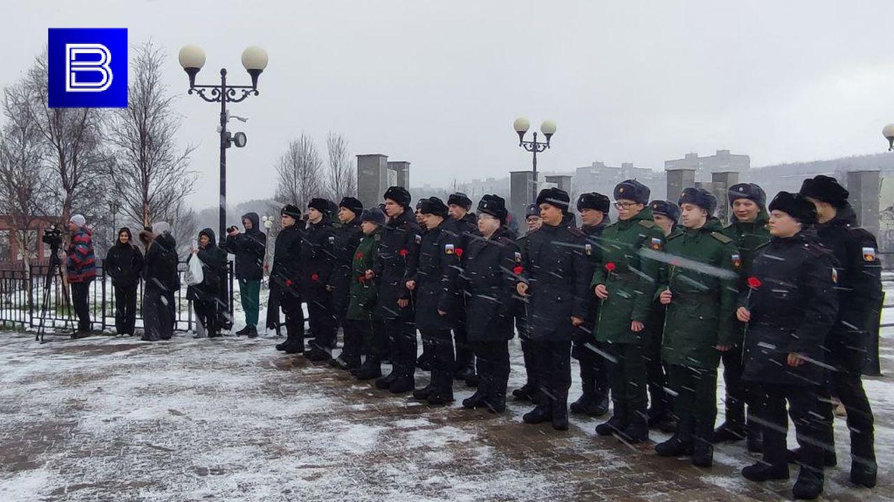 Новобранцы Северного флота возложили цветы к памятнику мужества и стойкости мурманчан