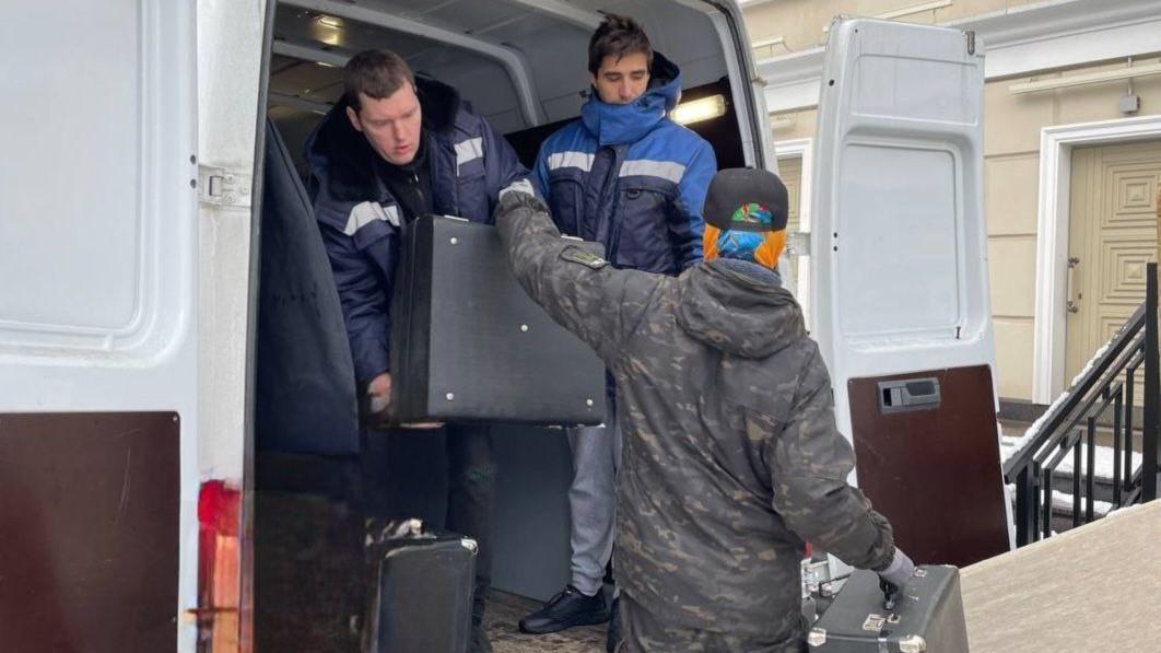 Музыкальные инструменты передали из Мурманской области школе искусств в Приморском районе Запорожья