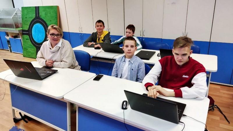 В технопарке "Кванториум-51" школьников учат работать с нейросетями