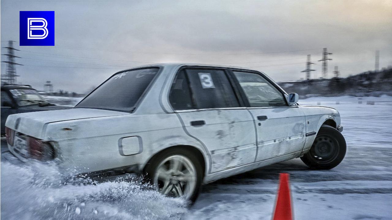 Заполярные и белорусские дрифтеры демонстрируют высший пилотаж на заснеженной трассе