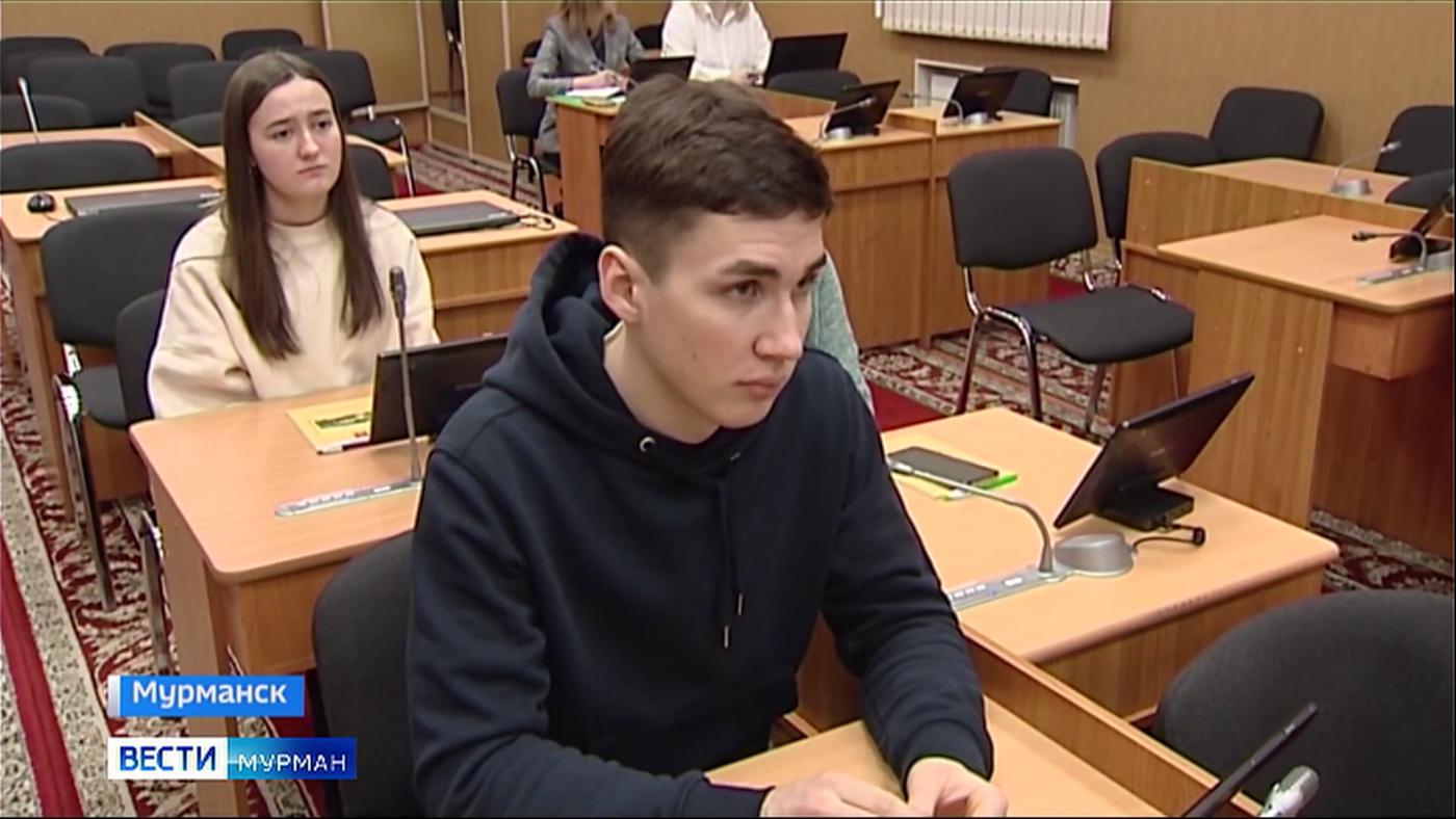 Депутаты областной думы уступили на один день свои места в большом зале заседаний студентам