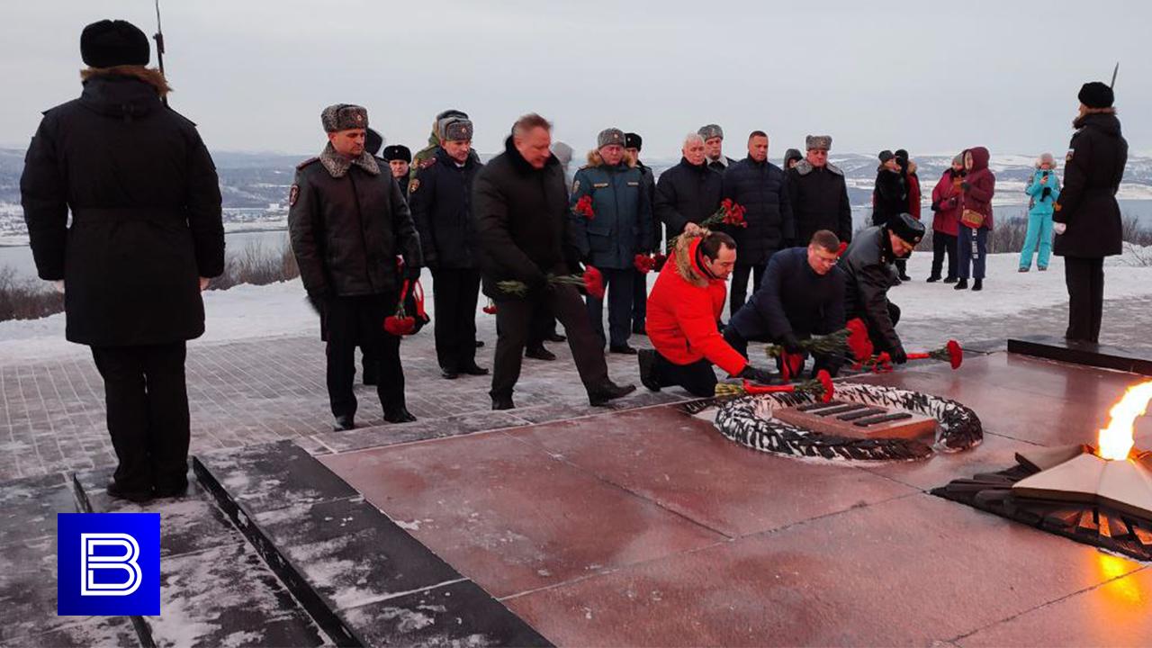 В День Героев Отечества к вечному огню в Мурманске возложили цветы