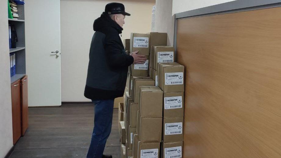 Более тонны консервов для участников СВО передал Мурманский рыболовецкий колхоз