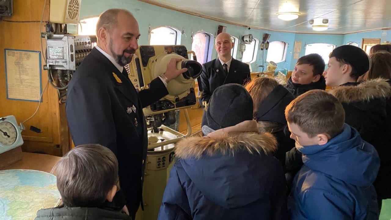 Для детей участников СВО провели экскурсию по ледоколу "Ленин"