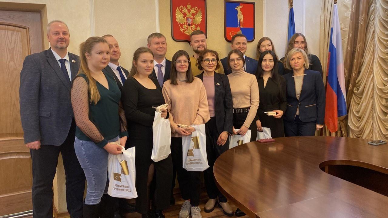 Ключи от служебных квартир вручили 8 врачам Мончегорска