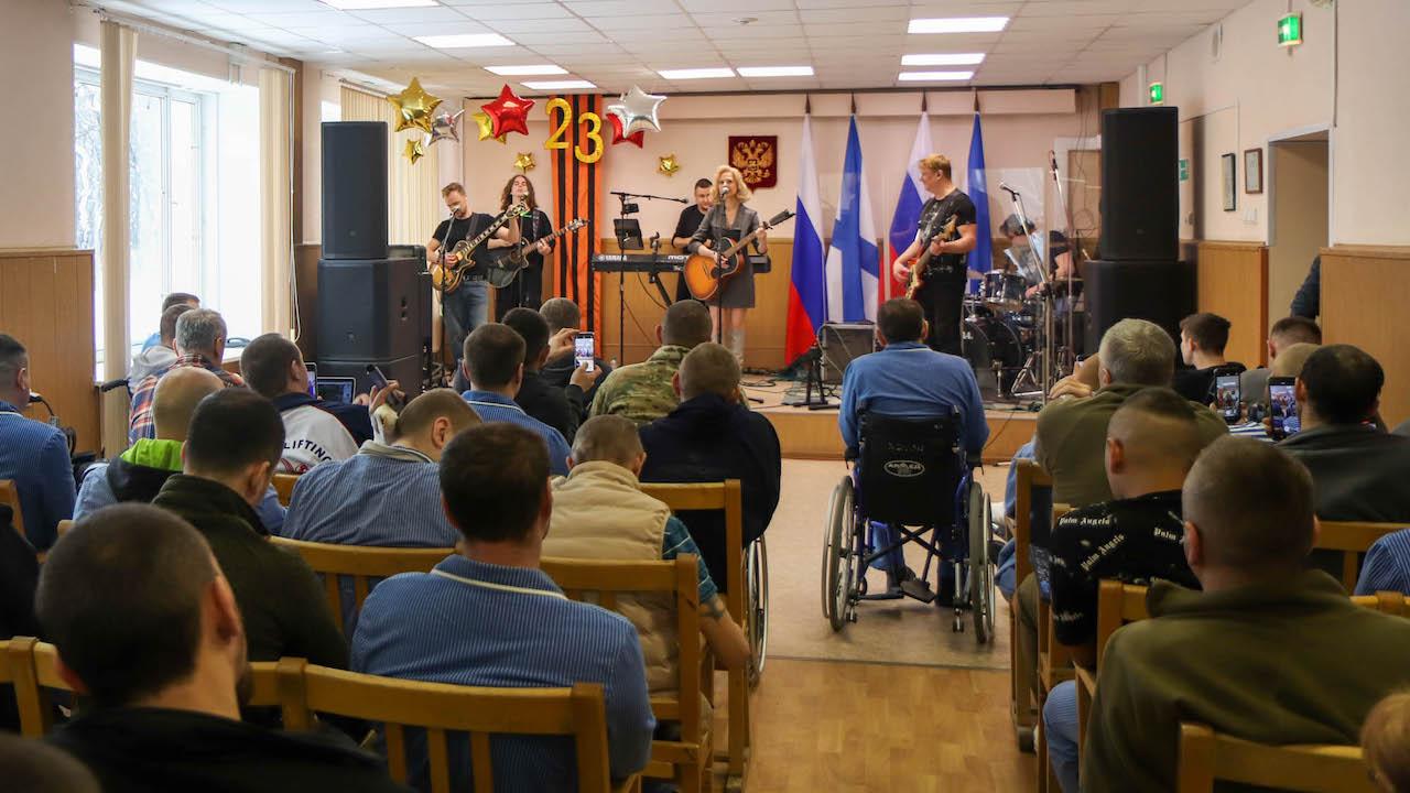 Певица Юта выступила в госпитале Северного флота