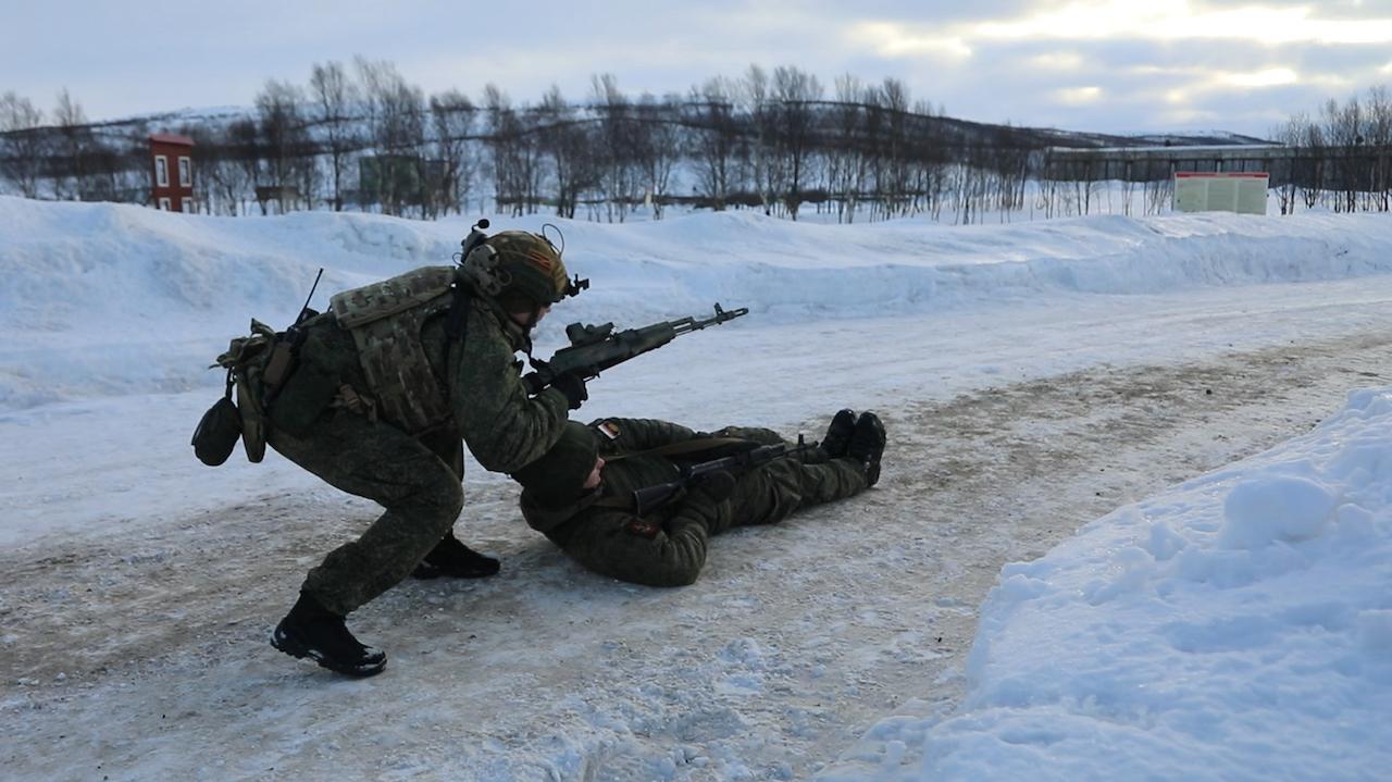 На одном из полигонов Северного флота прошло занятие по оказанию первой доврачебной помощи