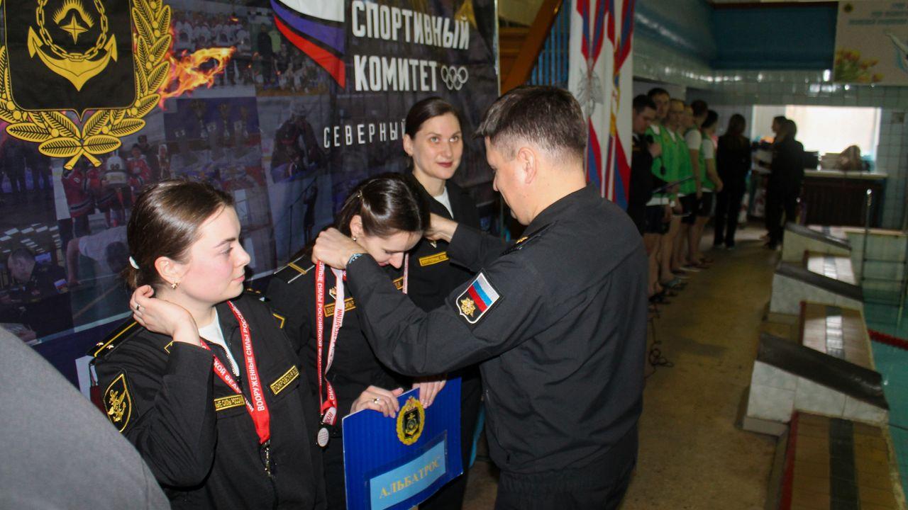 На Северном флоте определили сильнейших женщин-пловцов 