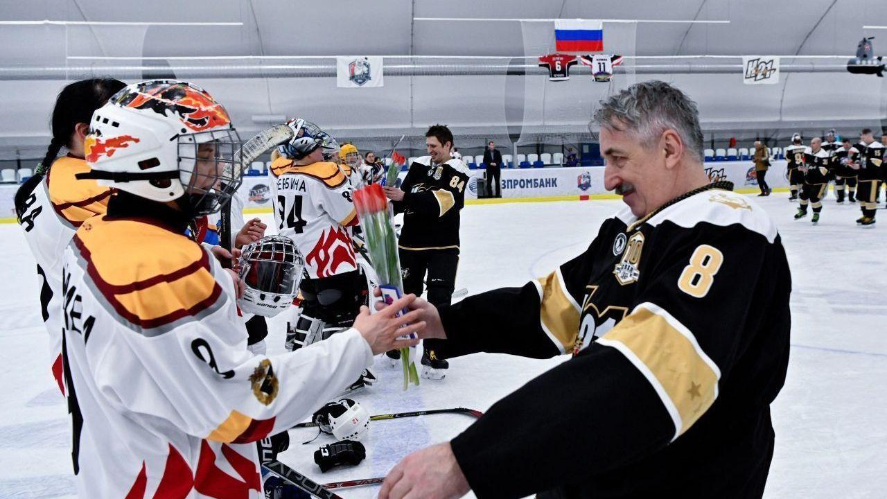 Хоккеисты Северного флота сыграли джентельменский матч с женской сборной 