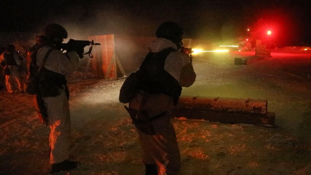 Военнослужащие отдельной гвардейской мотострелковой бригады Северного флота провели ночные стрельбы