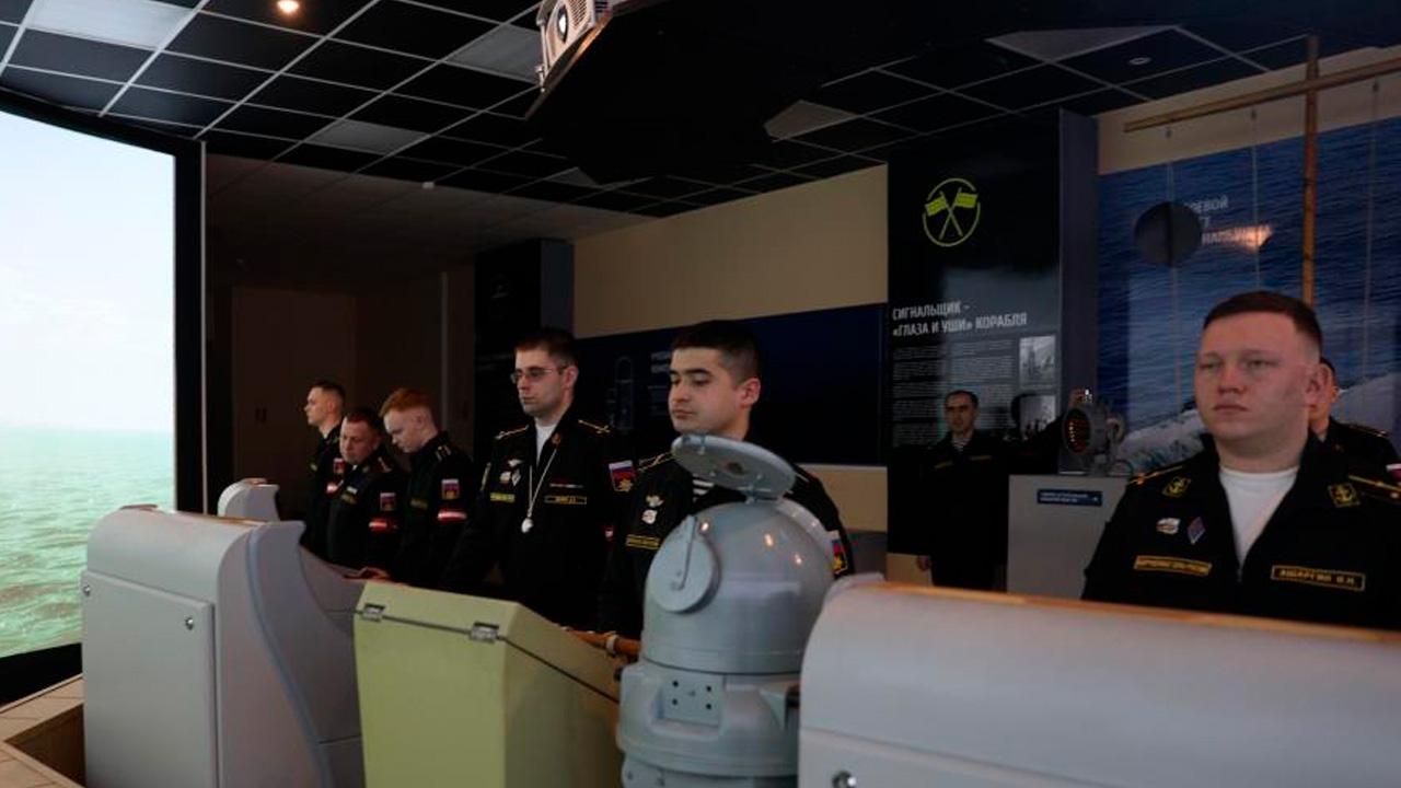 Экипаж строящегося боевого ледокола "Иван Папанин" завершил береговую подготовку