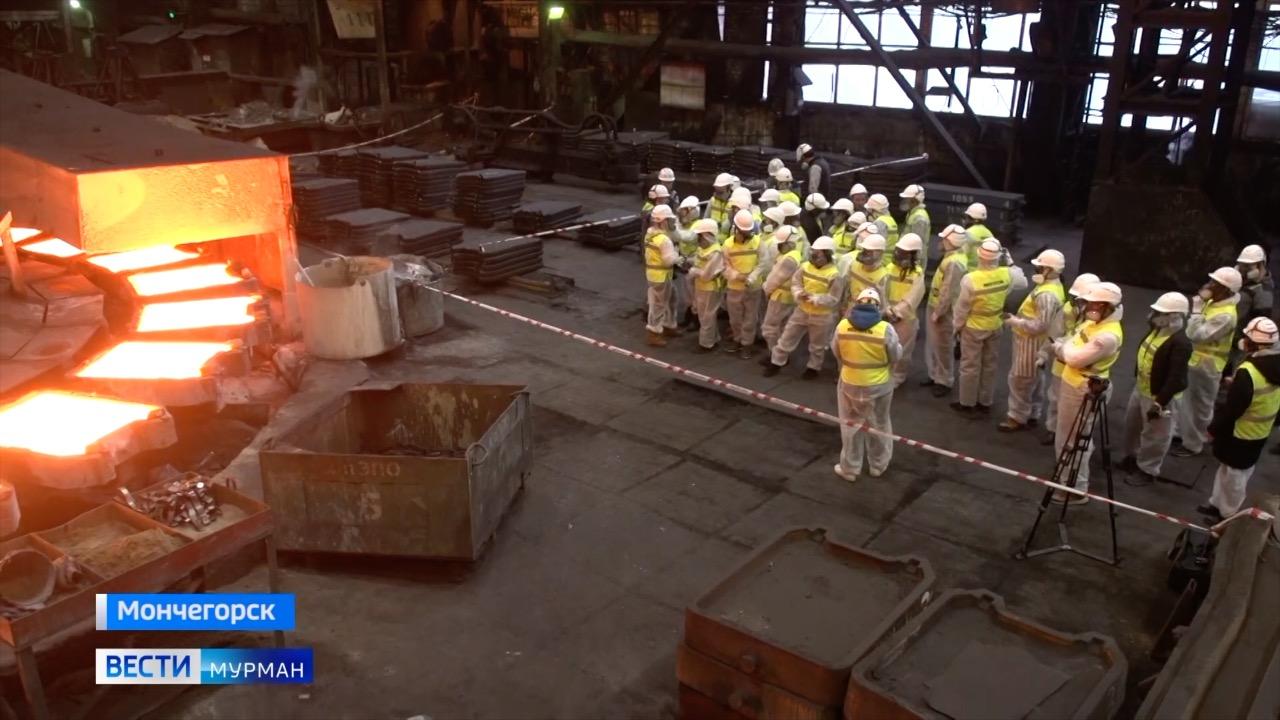 Участники Всемирного фестиваля молодежи увидели, где в Кольском Заполярье рождается металл
