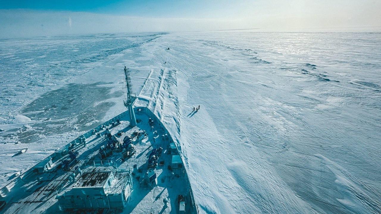Атомные ледоколы "Урал" и "Вайгач" обеспечили постановку судов на три ледовых площадки