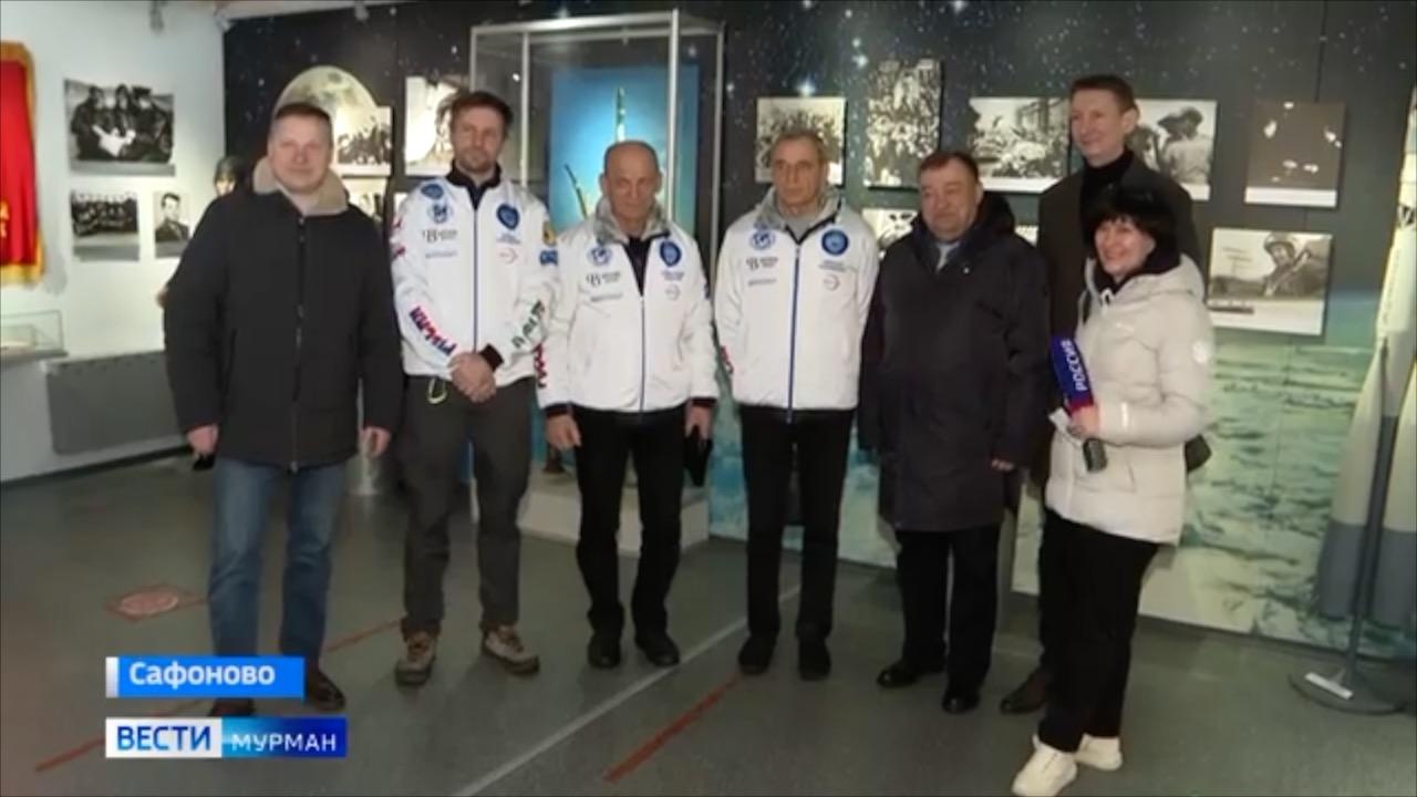 Идем на рекорд! Перед прыжком стратонавты посетили домик Гагарина в музее авиации в Сафоново