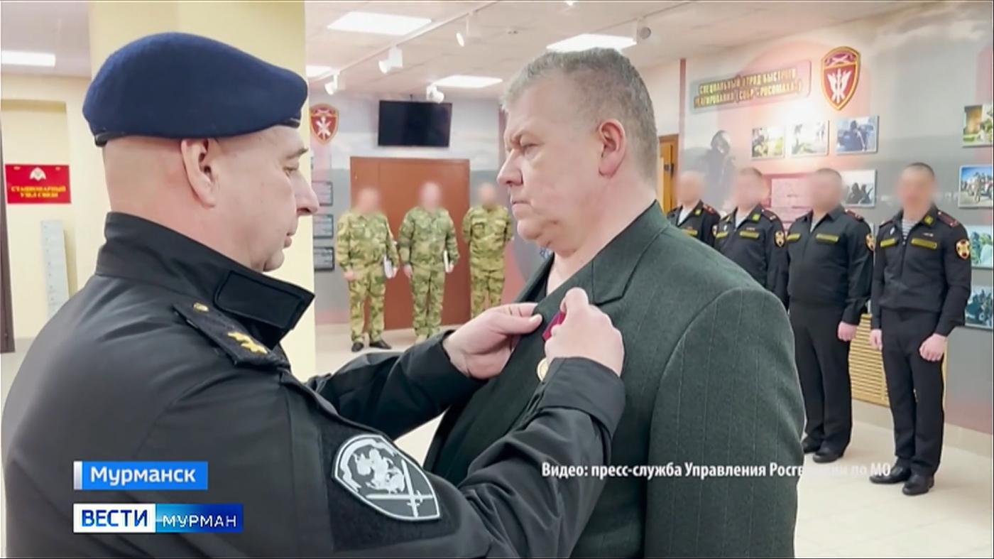 Командующий СЗФО Росгвардии Сергей Бураков вручил госнаграды заполярным росгвардейцам