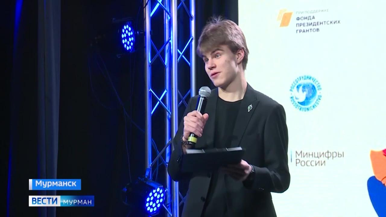 Суперфиналист конкурса "Живая классика" прочтет литературное произведение на Красной площади