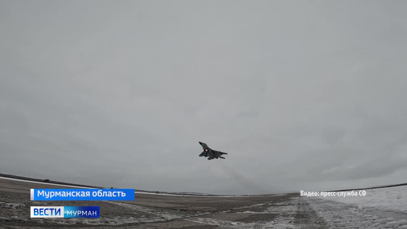 Летчики-истребители Северного флота отработали боевые маневры в воздушном пространстве
