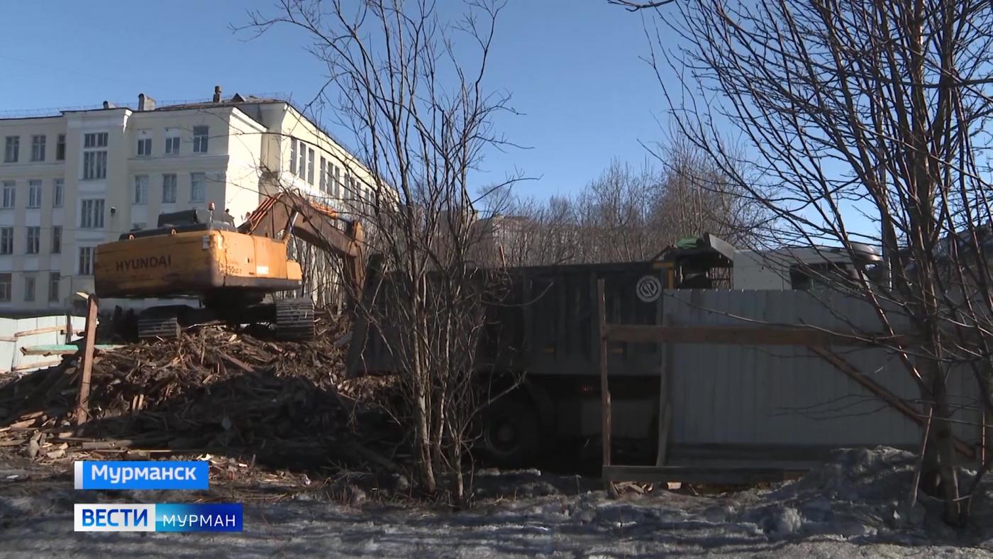 Городской репортаж: устранение последствий коммунальной аварии, снос "деревяшек" и новая детская площадка
