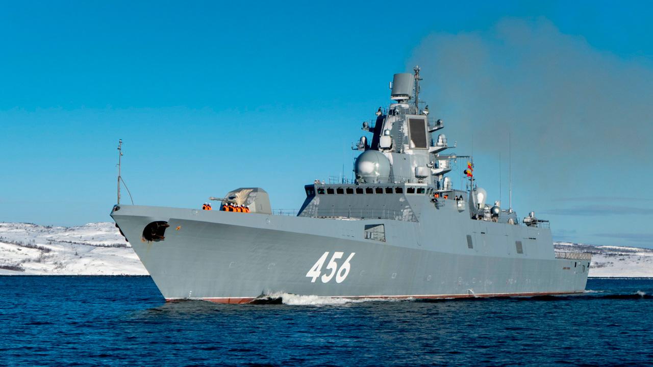 Фрегат Северного флота "Адмирал Головко" вышел в Баренцево море для выполнения учебно-боевых задач