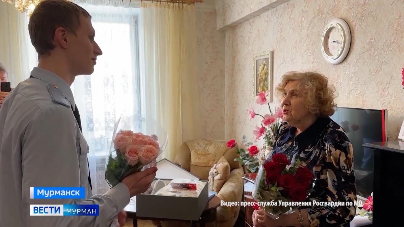 В преддверии Дня Победы сотрудники Управления Росгвардии поздравили ветерана