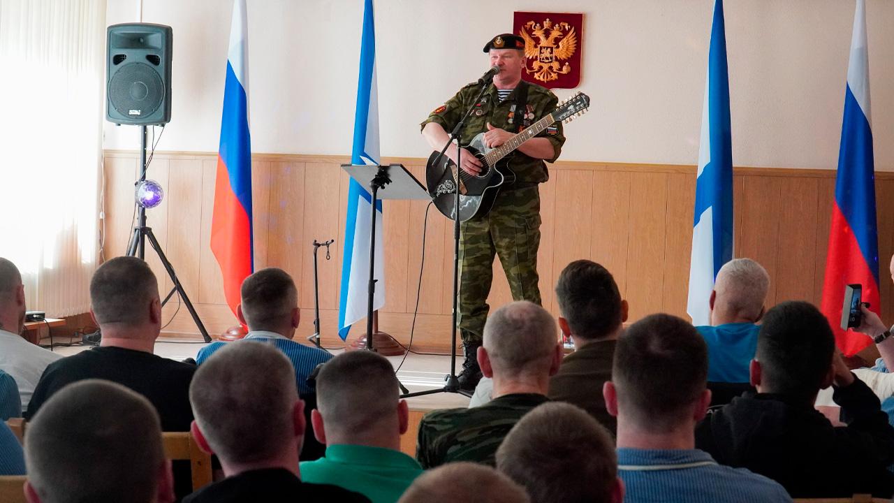 Авиаторы Северного флота поздравили находящихся в госпитале военнослужащих с наступающим Днем Победы
