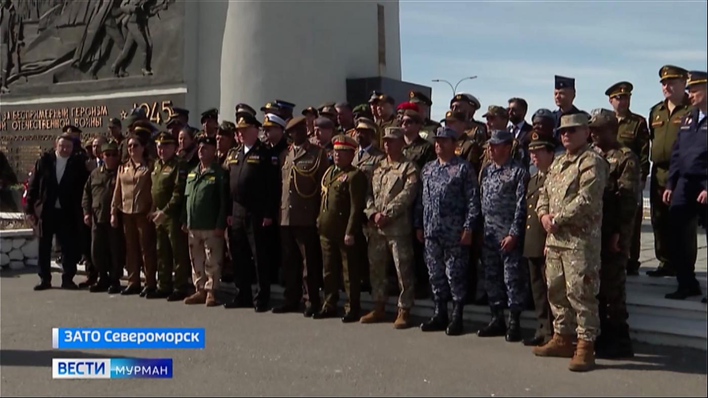 Военные атташе дружественных стран побывали на боевых кораблях Северного флота