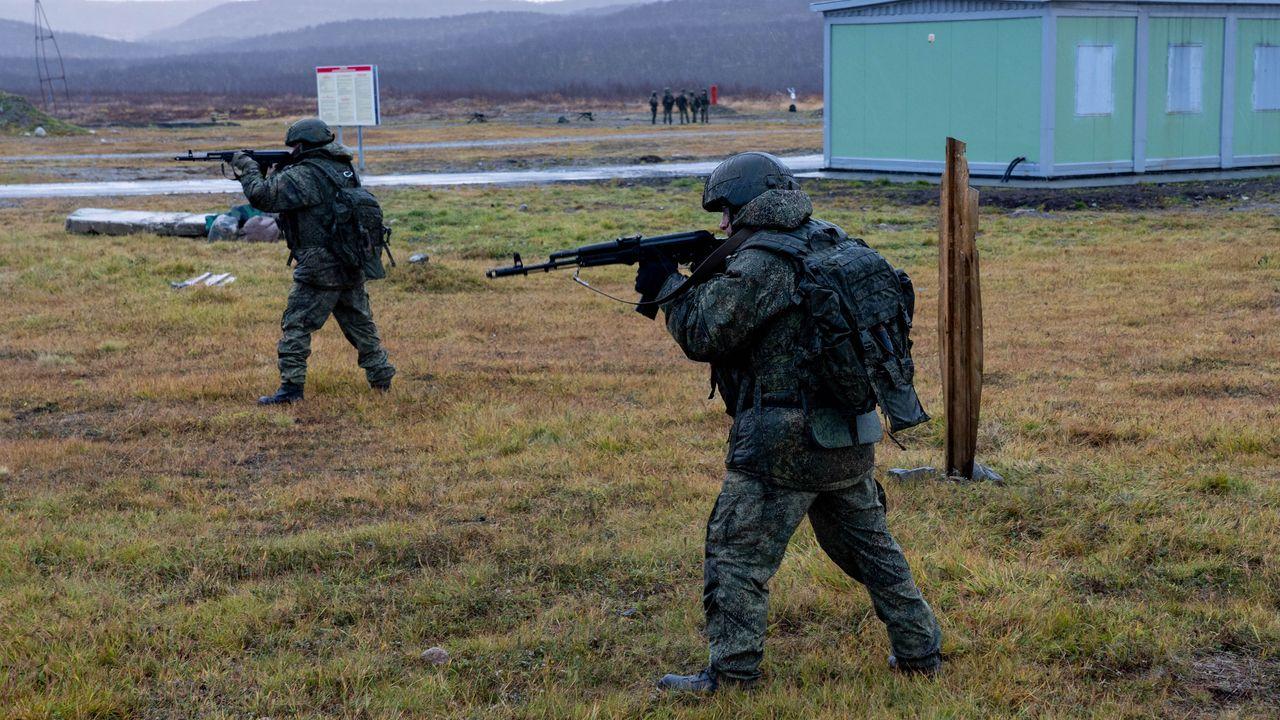 Морские пехотинцы Северного флота отработали стрельбу при обороне и наступлении