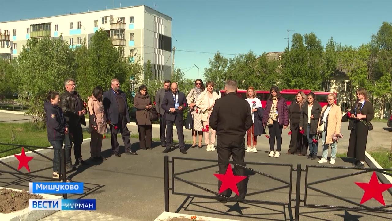 Участники рабочей группы БРИКС возложили цветы к памятному знаку гидрографам в Мишуково