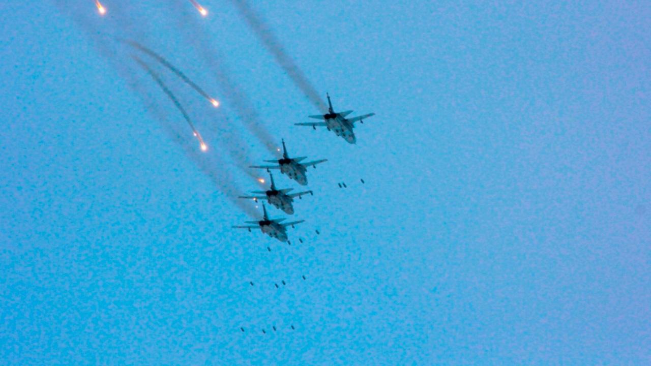 Бомбардировщики Су-24 Северного флота отработали поражение целей условного противника