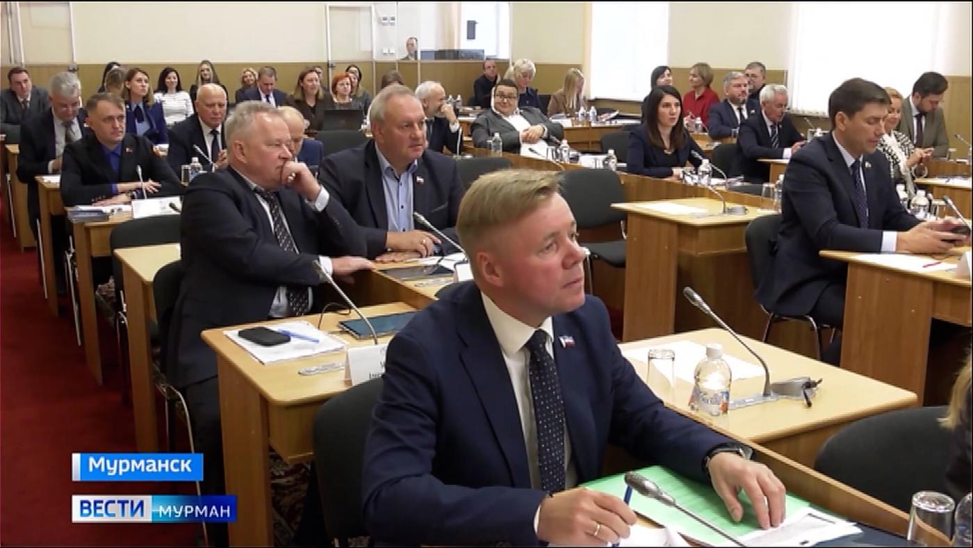 Поддержка семей пограничников, новые памятные даты и другие вопросы: в Мурманской облдуме прошло первое заседание осенней сессии