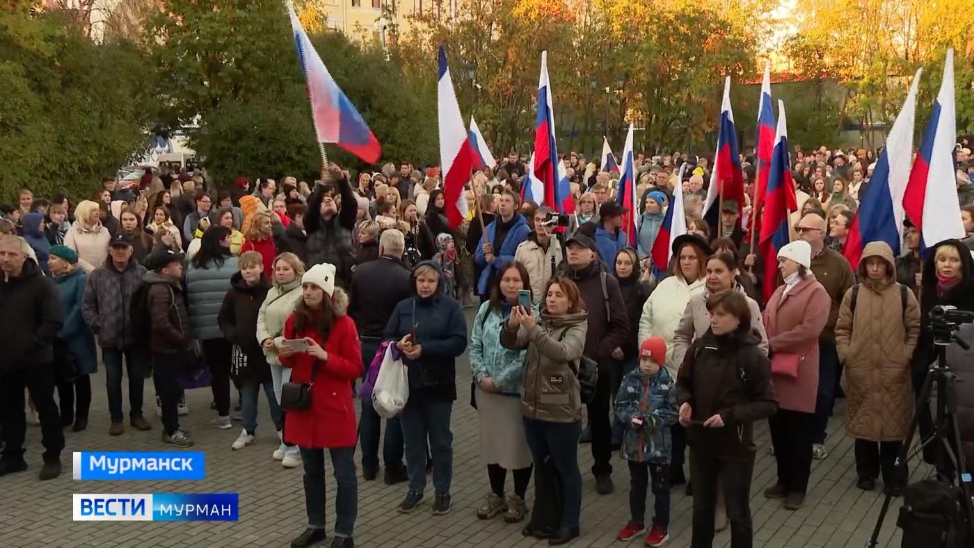 День воссоединения с Россией Донбасса и Новороссии: в центре Мурманска прошел праздничный митинг