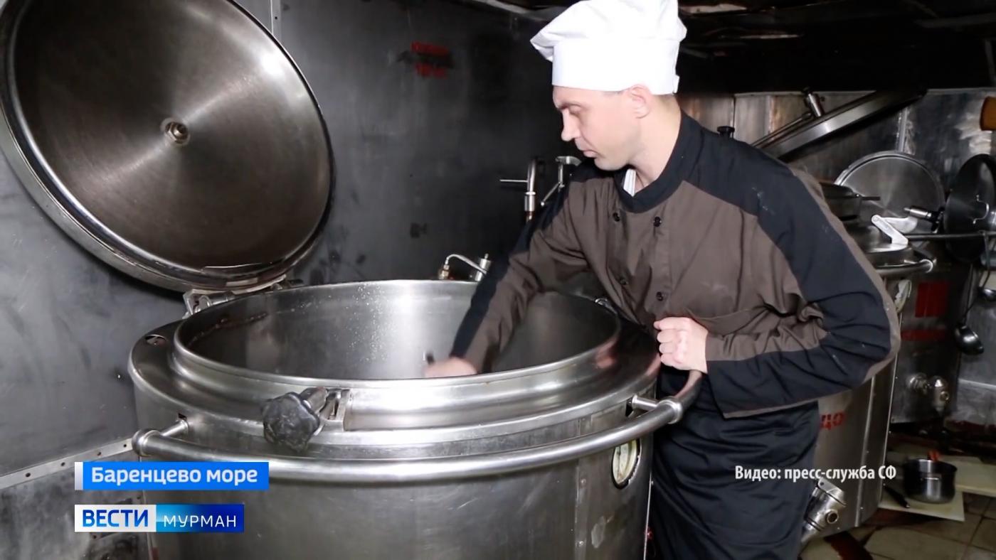 Коков и пекарей БПК "Вице-адмирал Кулаков" поздравили с днем повара прямо в Баренцевом море