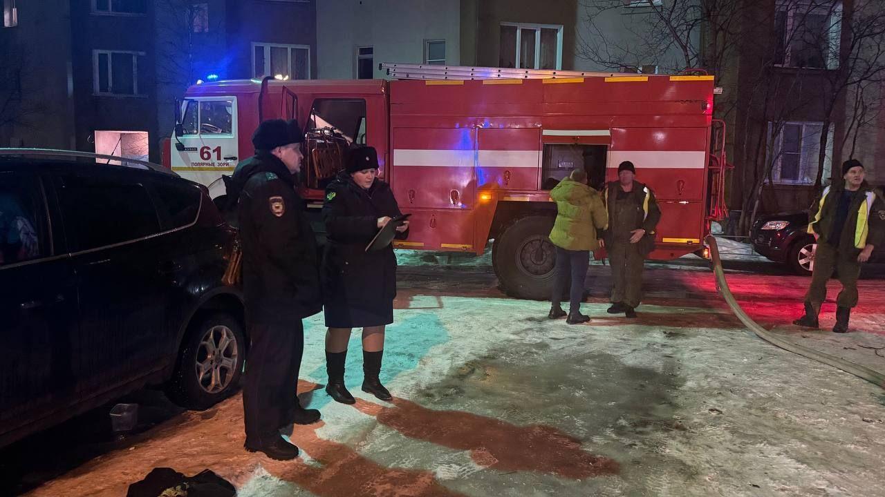 Следком и прокуратура проводят проверку по факту гибели человека при пожаре в Полярных Зорях 