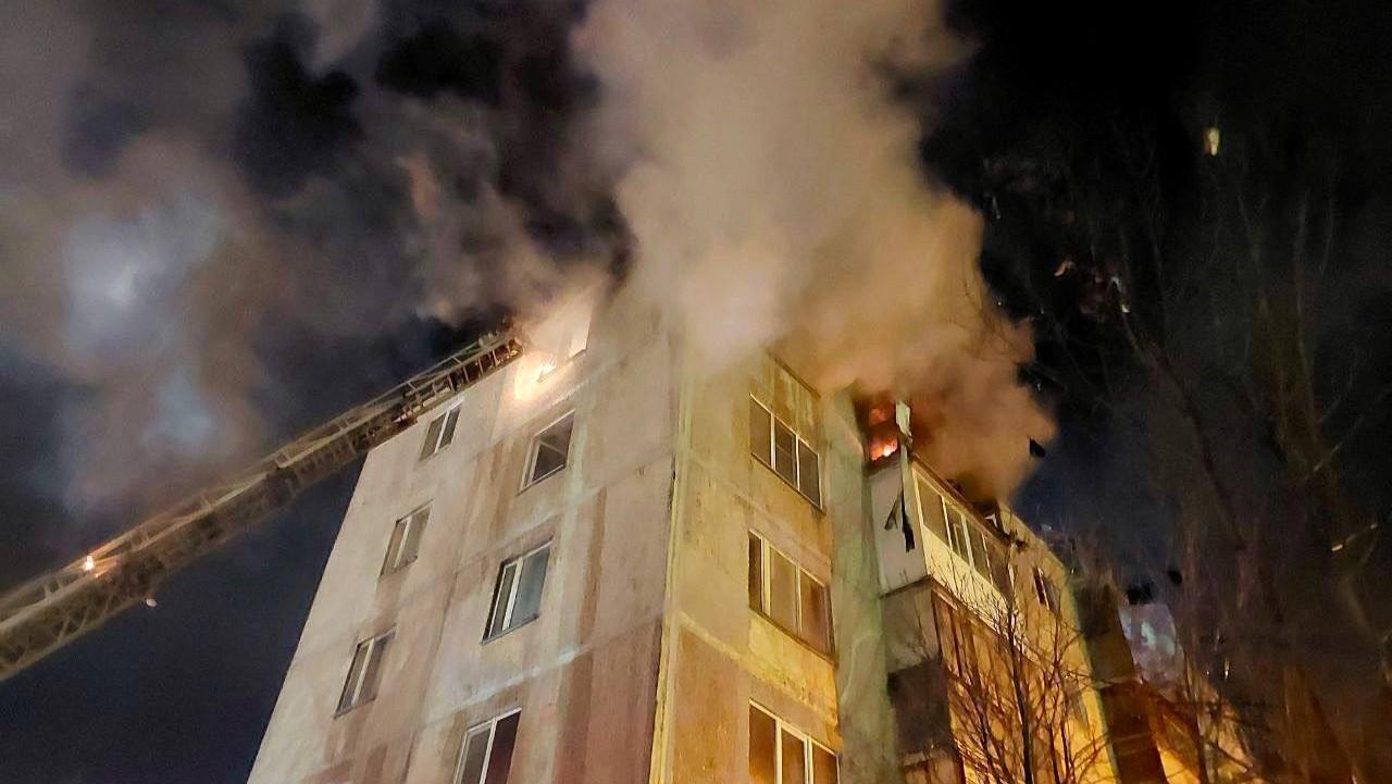 В Полярных Зорях после взрыва в пятиэтажке эвакуируют людей, в доме восстанавливают электроснабжение