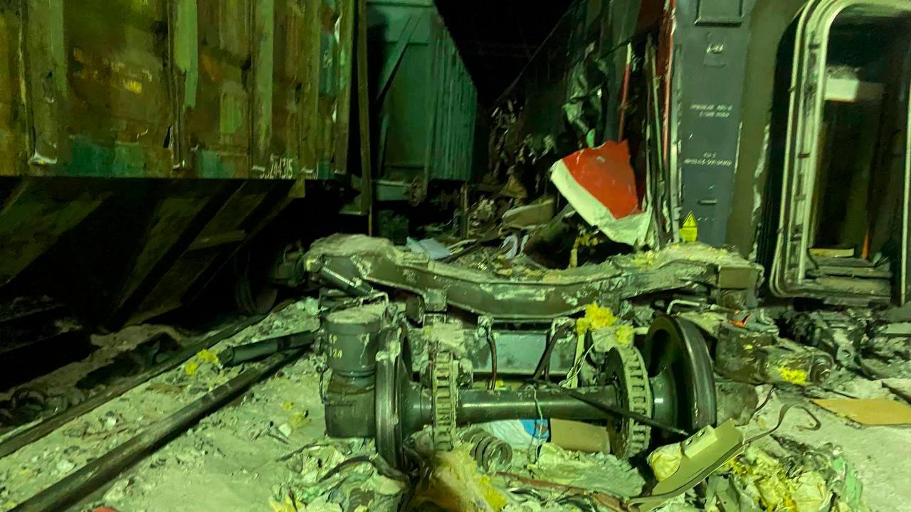 С пострадавшими при сходе мурманского поезда с рельсов будут работать психологи МЧС