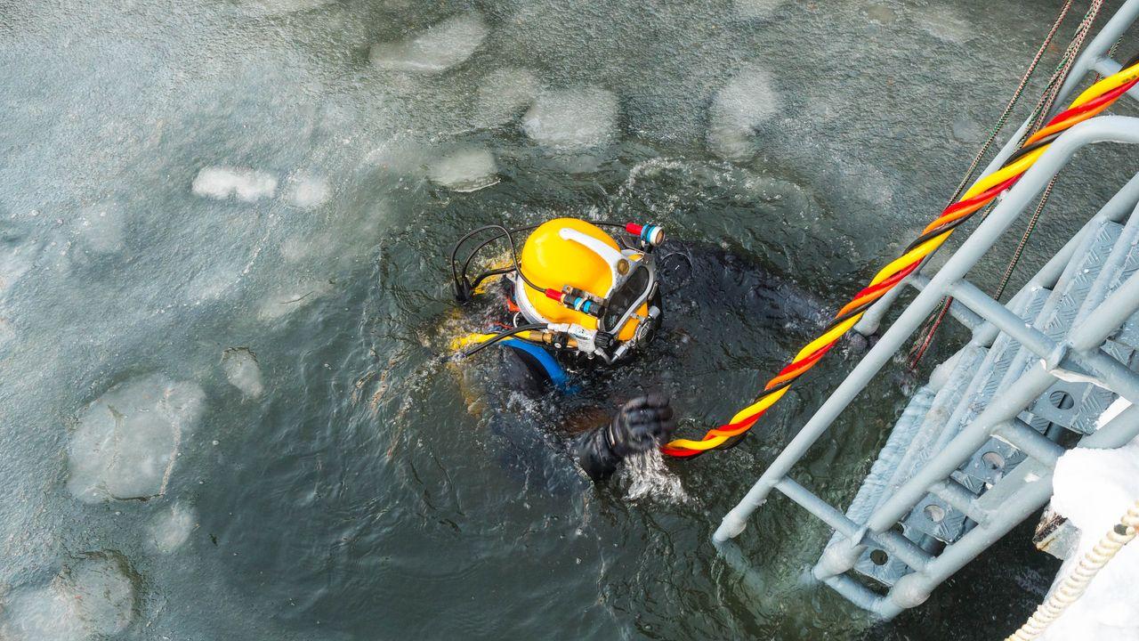Водолазы Северного флота провели практические спуски в Кольском заливе