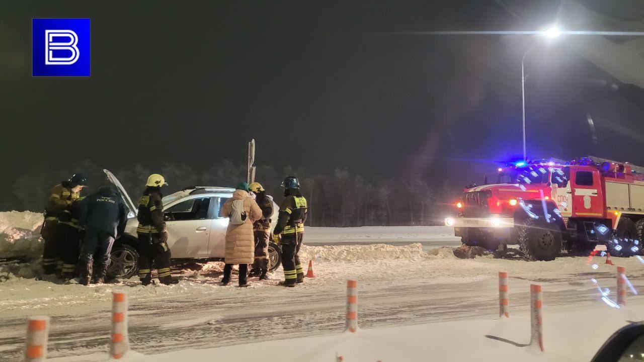 ​​​​​​​В Мурманске на Ленинградке автомобиль влетел в ограждение