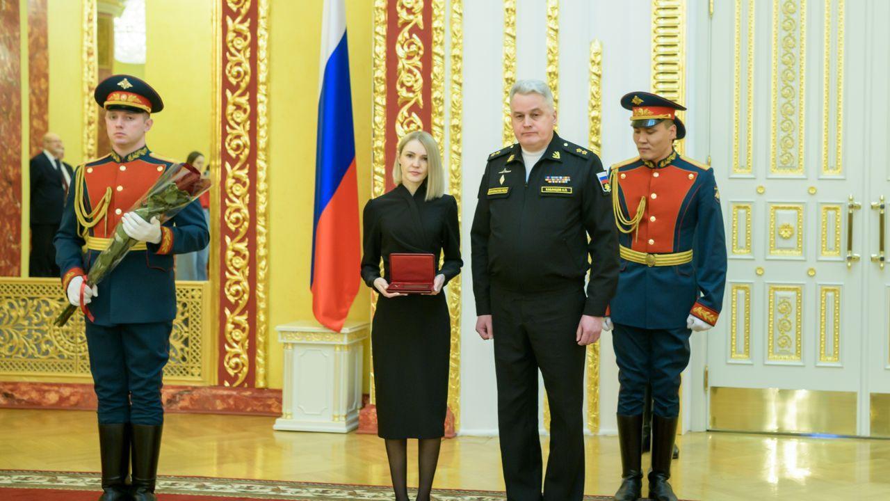 Командующий СФ передал Звезду Героя РФ семье погибшего на СВО разведчика Максота Исмурзина