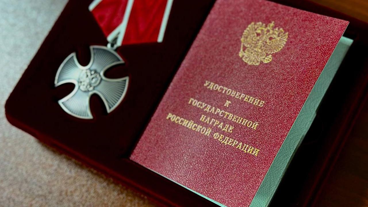 Жителя Оленегорска Романа Кузьмина наградили орденом Мужества посмертно