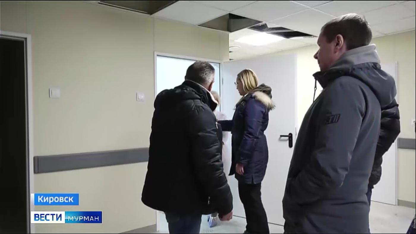 Заместитель губернатора и глава Минстроя Мурманской области проверили ход капремонта в поликлиниках Кировска и Апатитов