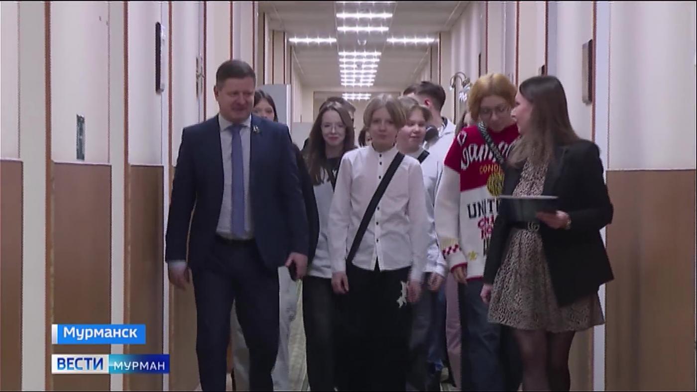 В Мурманской областной думе прошла очередная экскурсия для школьников